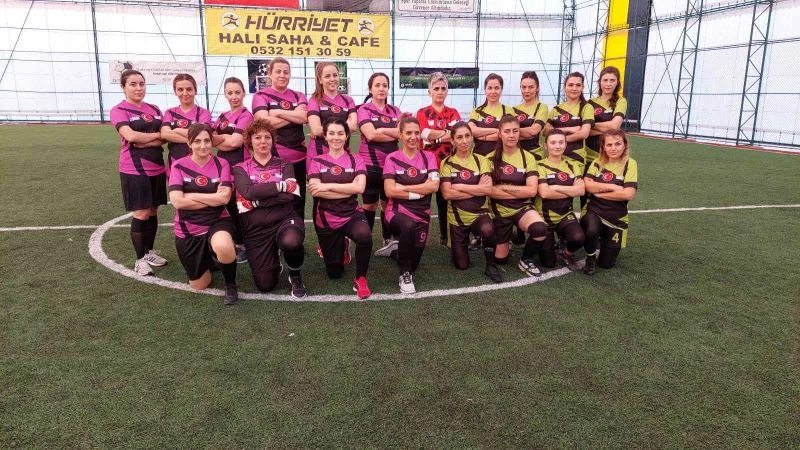 Halı saha hiç bu kadar renkli olmamıştı: Erkekleri kıskandılar halı saha maçına çıktılar
