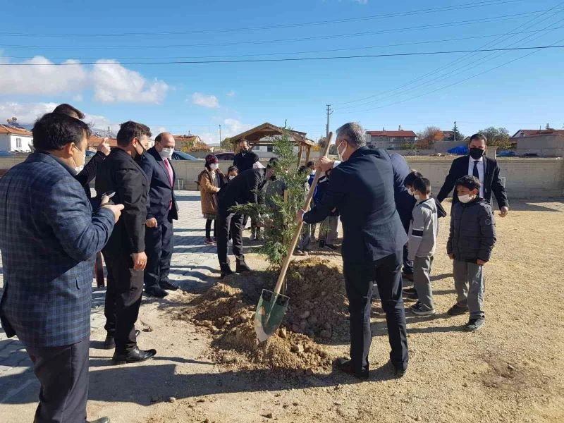 Kaymakam Bolat önce fidan dikti sonra çocuklara tavsiyelerde bulundu
