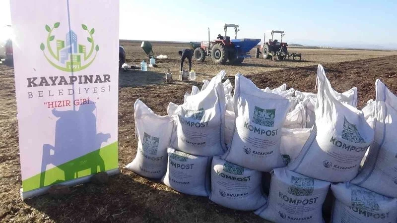 Kayapınar’da pazar yerlerinde atıklarla ele edilen kompostlar, 3 çiftçiye dağıtıldı
