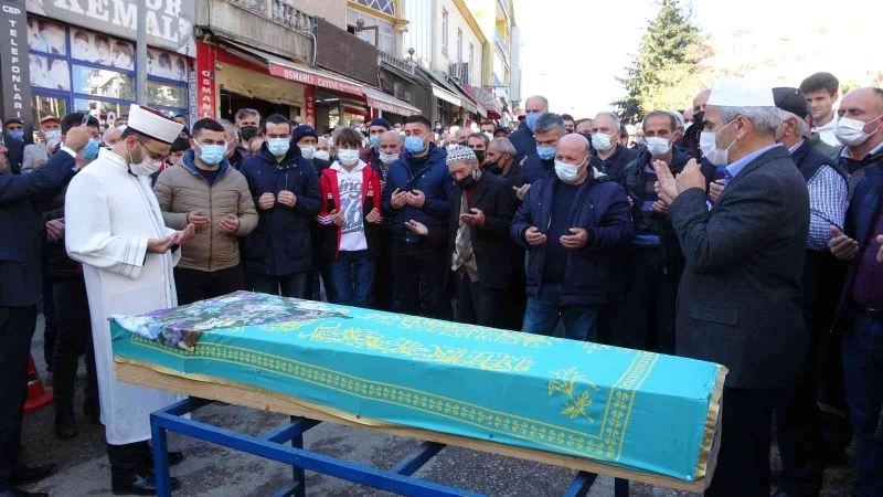 Boşanmak istediği kocasının minibüsle çarparak öldürdüğü kadın son yolculuğuna uğurlandı
