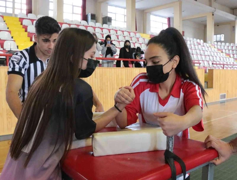 Bilekler kıyasıya güreşti
