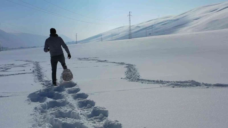 Göçmenlerin trajedesini ’Beyaz Gölgeler’ sergisiyle anlattı
