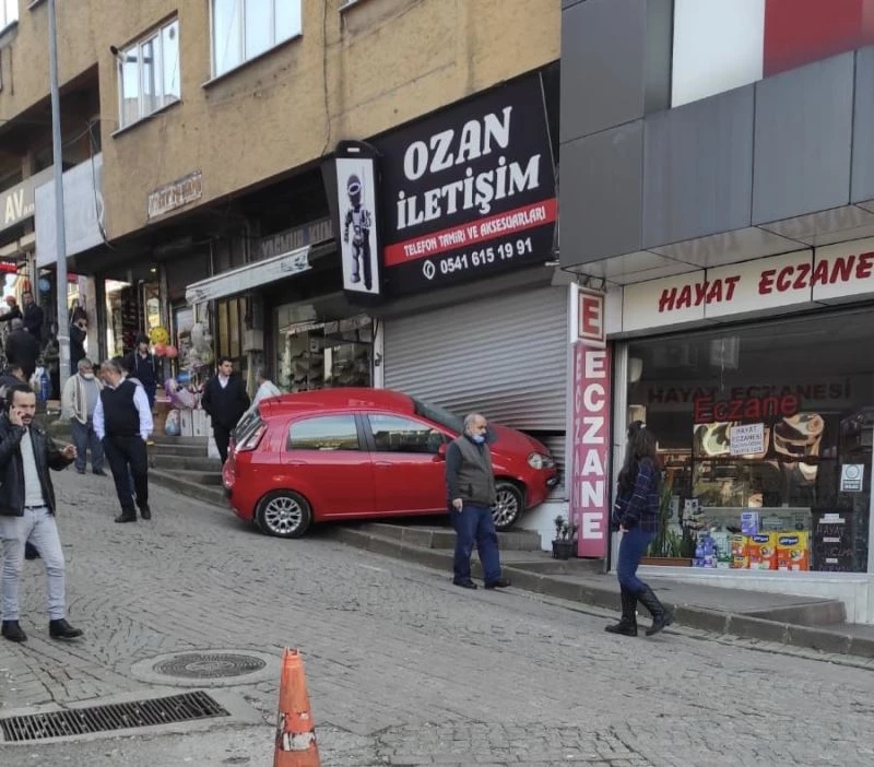 Hızını alamayan sürücü iş yerine girdi
