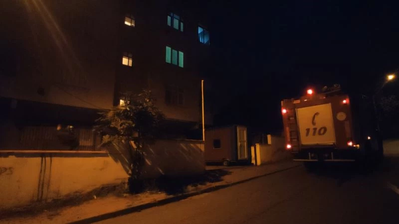 Doğalgazlı binanın bacasından çıkan yangın korkuttu
