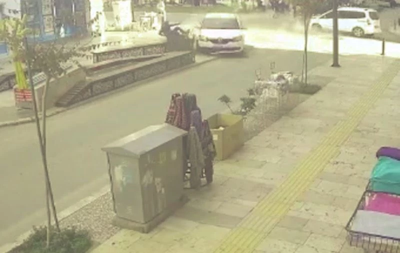 Bankta otururken ölümden döndü, olayı gören karısı koşup öperek sakinleştirdi
