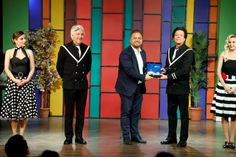 Süt Kardeşler oyunu İnegöllüleri kahkahaya boğdu
