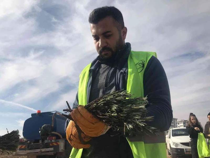 Elazığ’da İpek Yolu Gençlik Merkezi gönüllülerinden lavanta parkı

