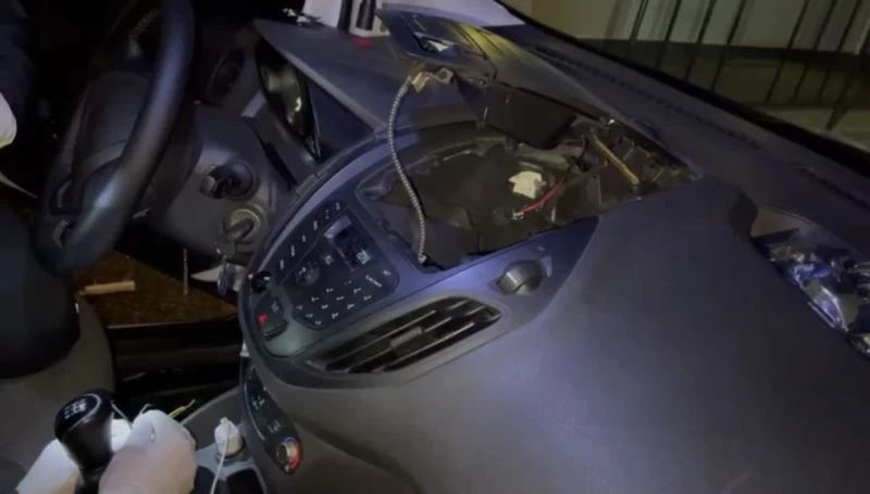 (Özel) Beşiktaş’ta torbacının raylı sistemi: Polis kabloları temas ettirince zuladan uyuşturucu fışkırdı
