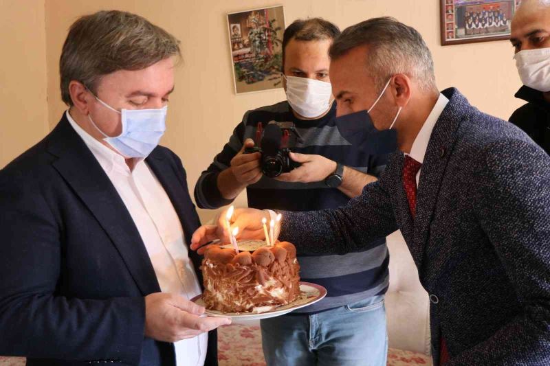 İlk kez doğum günü kutlayan gence Vali Aydoğdu’dan pastalı sürpriz
