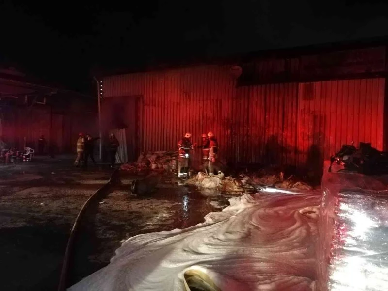 İzmir’de mobilya atölyesinde kundaklama şüphesi
