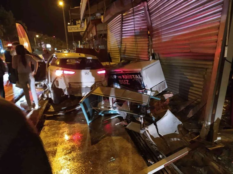 Kazaya yardım için dükkanı kilitleyip çıktı, saniyeler sonra marketine otomobil girdi
