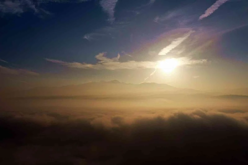 Akyazı’da sisin sonbahar ile buluşması görsel şölen oluşturdu
