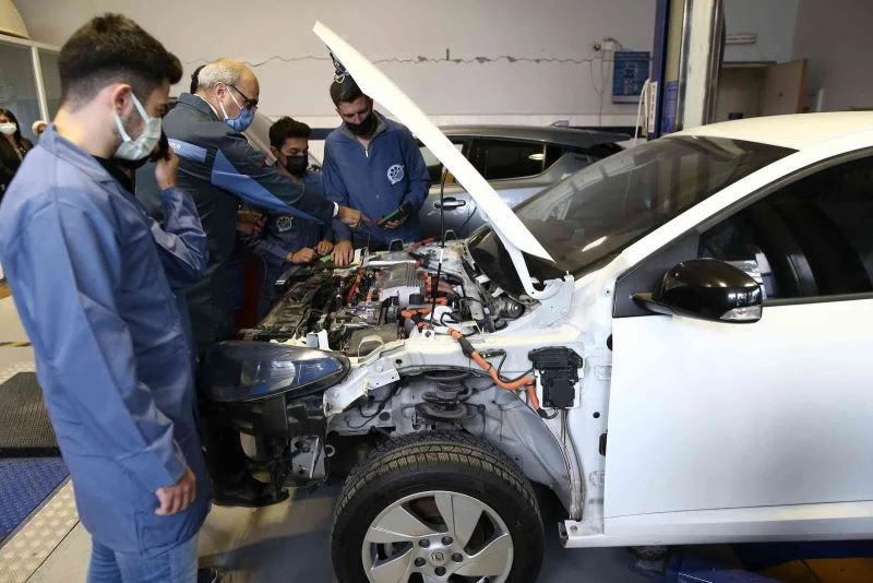 TOGG banttan inmeden aranan teknik elemanlar mezun oluyor
