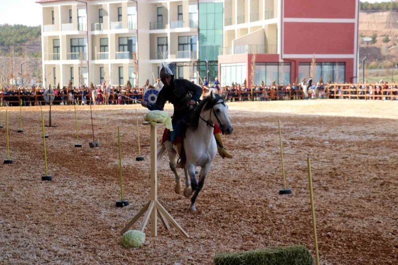 Atlı okçuluk gösterisi izleyenleri mest etti