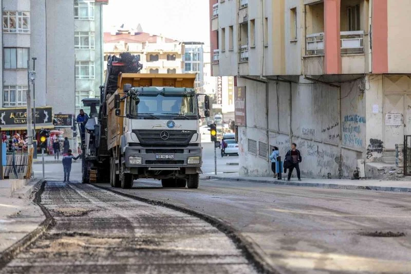 İpekyolu Belediyesi hatalı asfaltı söktürdü
