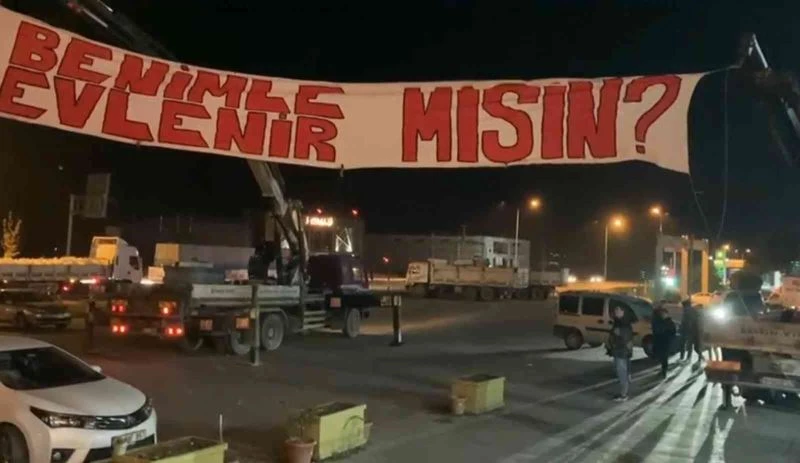 Dev pankartla evlilik teklifi şoke etti
