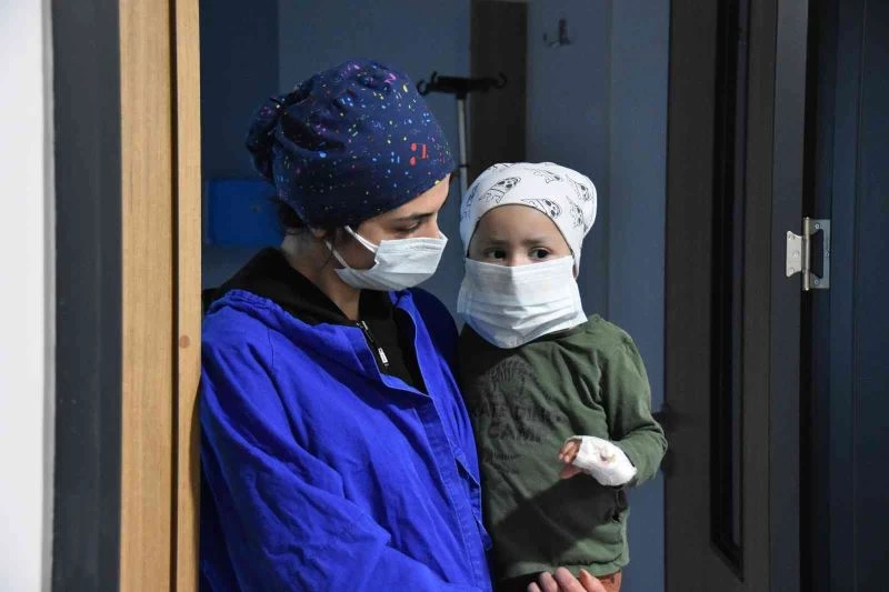 2 yaşında 2 kanser teşhisi konuldu, ablası ile hayata tutundu
