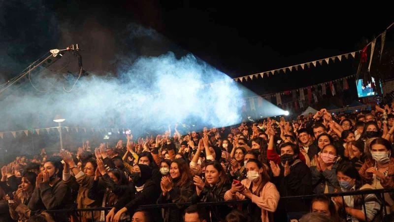 Milas’ta zeytin şenliği Melek Mosso konseri le sona erdi
