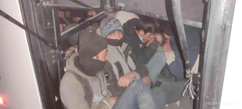 Tur otobüsünün bagajından 55 düzensiz göçmen çıktı
