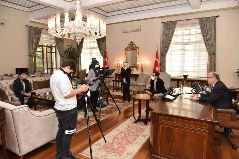 Manisalı iletişim öğrencileri Vali Karadeniz’le röportaj yaptı
