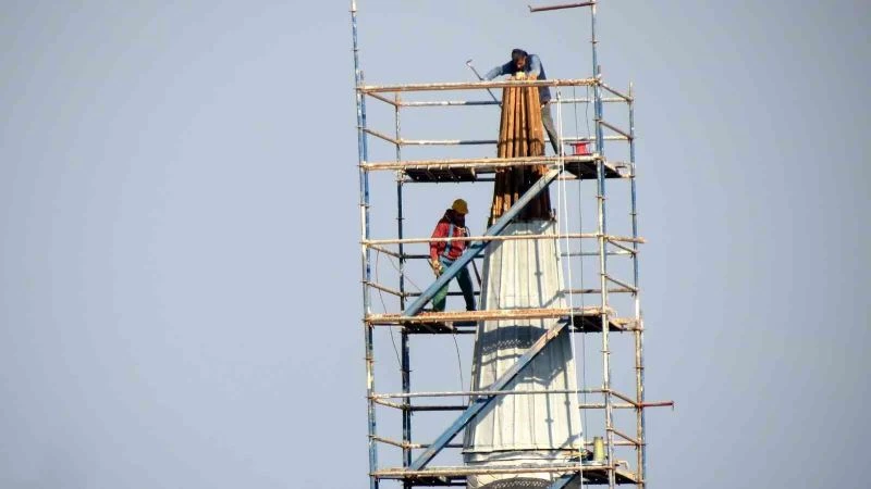 Hacıbaba Camii’nin hasarlı minaresi yıkılıyor
