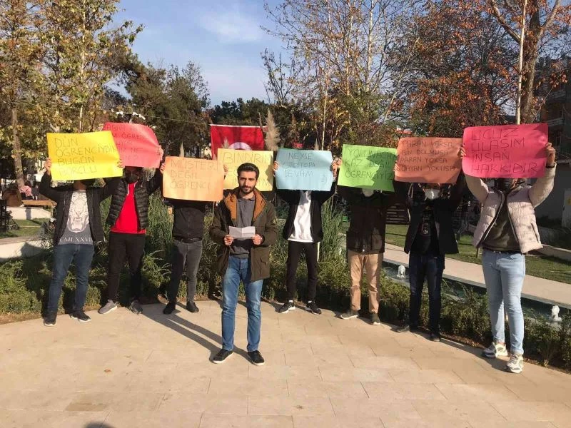 Üniversite öğrencileri 11 ayda gelen ikinci minibüs zammına tepki gösterdi
