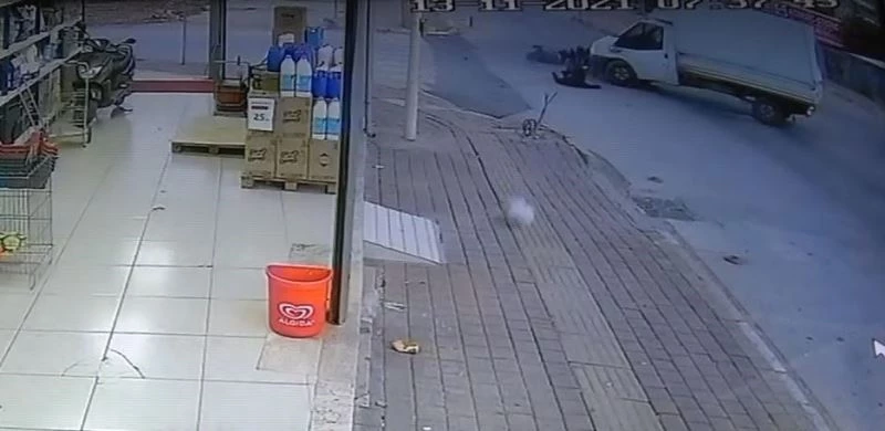 Motosiklet sürücüsü, çarpışmanın etkisiyle kamyonun üzerinden diğer tarafa uçtu
