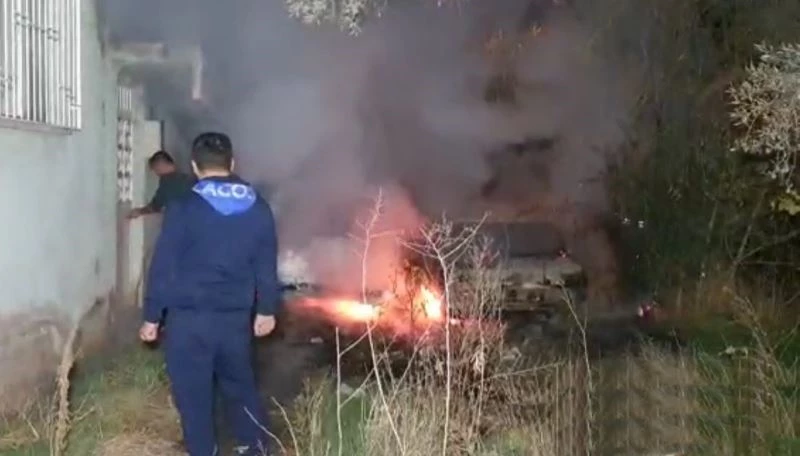 Alkollü şahsın ısınmak için yaktığı ateş arabalara sıçradı
