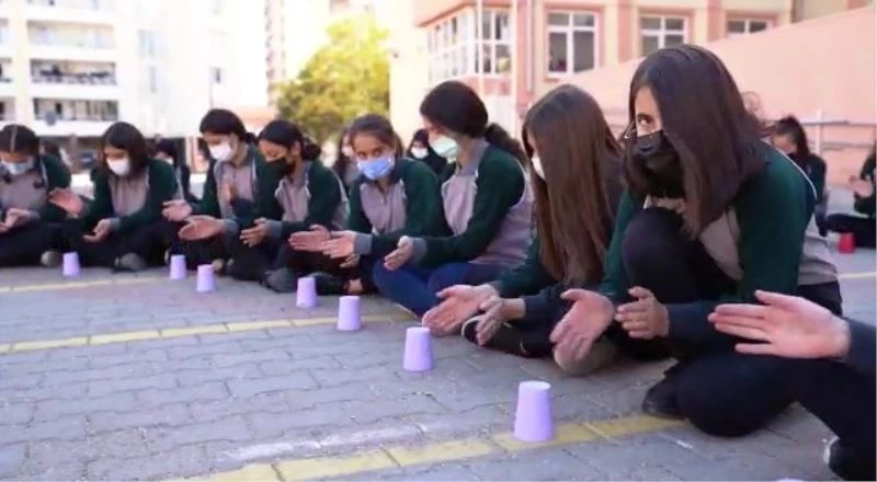 200 öğrenci bardak ritmi ile ‘Uzun İnce Bir Yoldayım’ türküsünü seslendirdi
