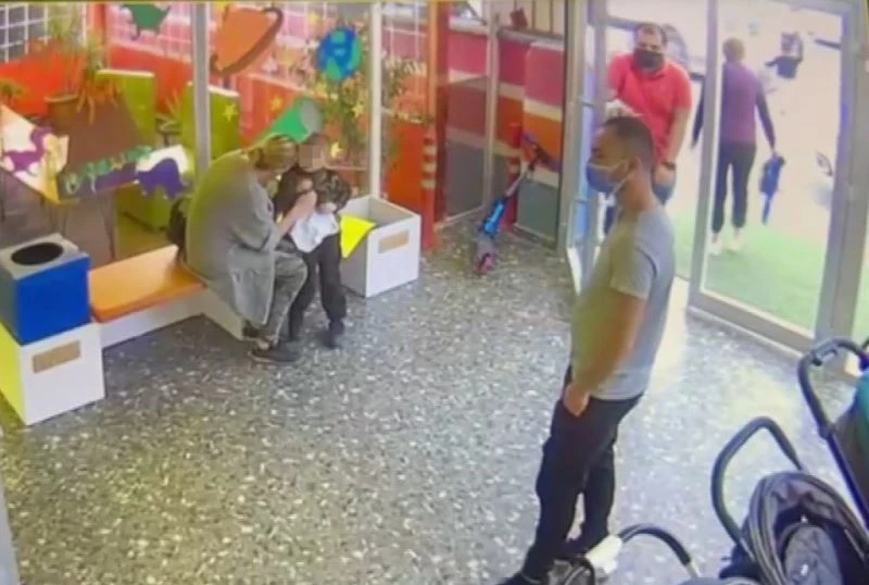 Kreşten yola fırlayan çocuğa okul servisi çarptı, ölümden saniyelerle kurtuldu
