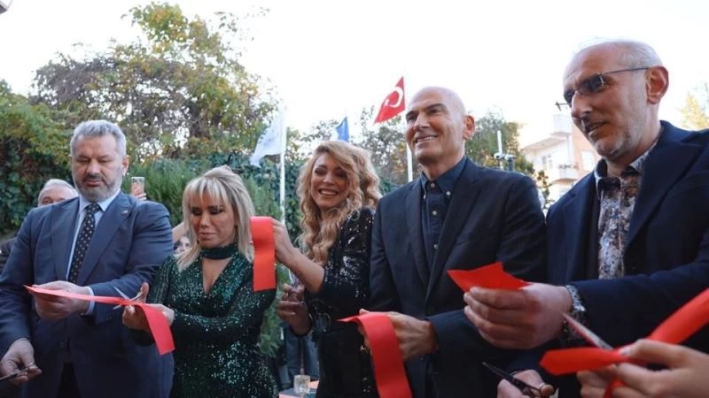 Güzellik salonunun açılışını ünlü isimler yaptı

