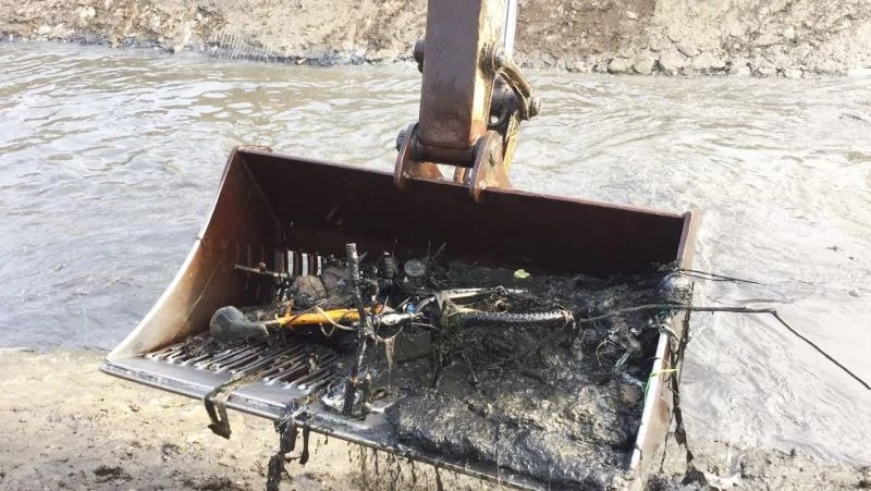 Şehrin merkezinden geçen dereden bisiklet ve bebek arabası çıktı
