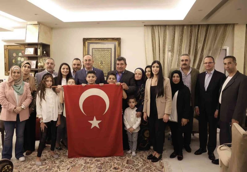 Dışişleri Bakanı Çavuşoğlu, Beyrut’taki Türk vatandaşları ile bir araya geldi
