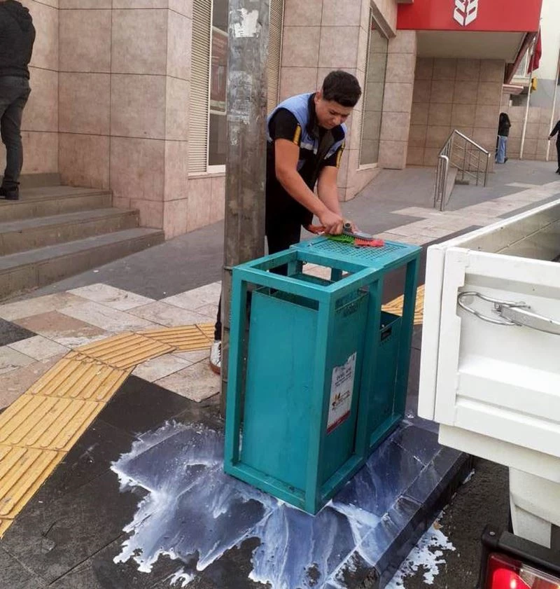 Çöp konteynerleri sabunlu suyla yıkanıyor

