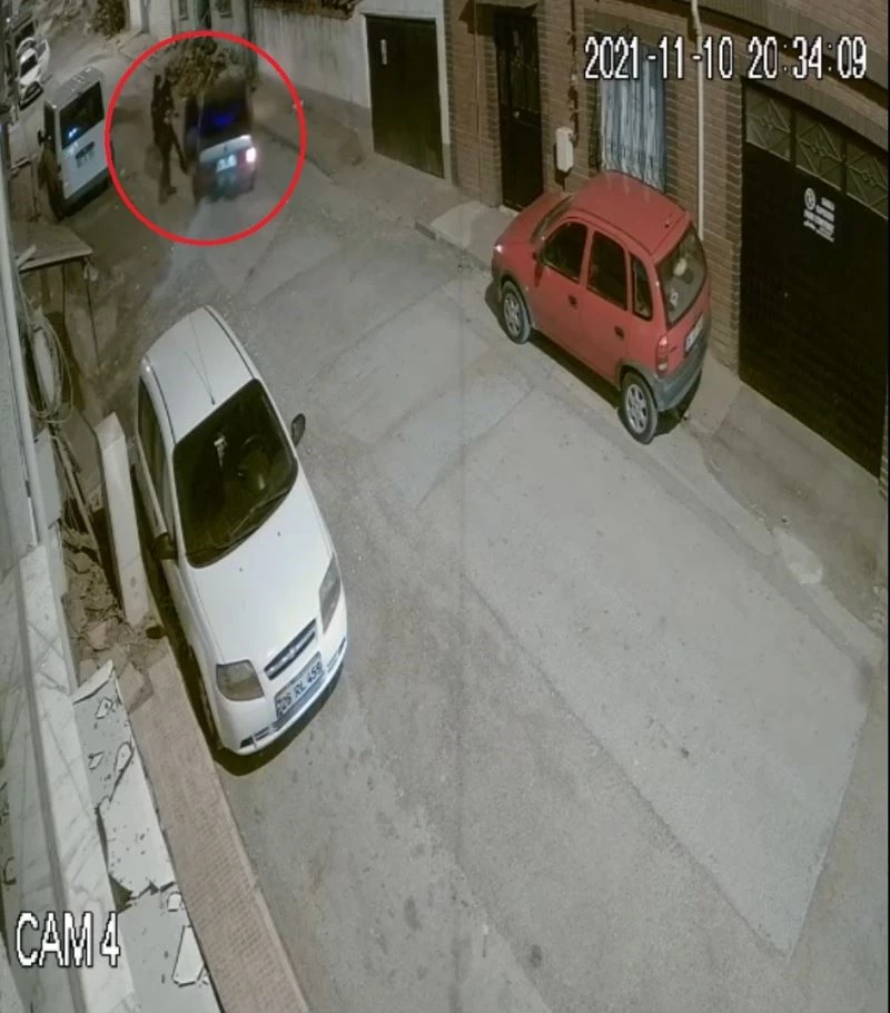 Kapısı açık arabayla geri geri bekçilerden kaçarken mahalleyi alt üst etti
