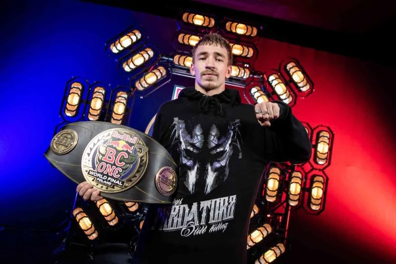 Breakdans Dünya Finali’nin kazananları B-Girl Logistx ve B-Boy Amir
