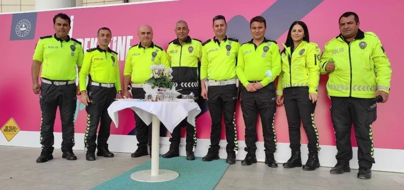 Polislerinden emekli olan mesai arkadaşlarına sürpriz
