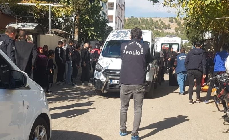 Üç çocuk annesi kadın banyoda ölü bulundu
