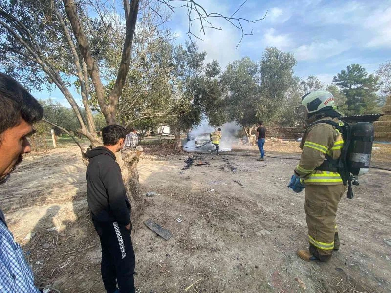 Küçükkuyu’da park halindeki otomobil yandı
