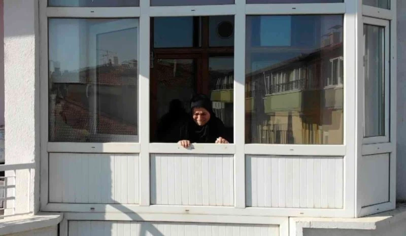 Psikolojik tedavi gören oğlunun mutfağa kilitlediği anne camdan feryat etti
