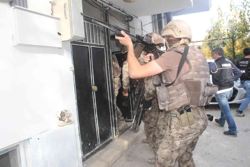 Kapılar koçbaşıyla kırılıp içeriye girildi
