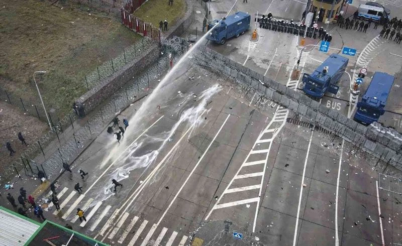 Belarus-Polonya sınırındaki göçmenler sınır geçiş noktasından ayrıldı
