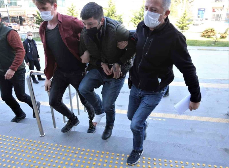 Arkadaşı, kız kardeşini sosyal medyadan takip edince cinayet işledi
