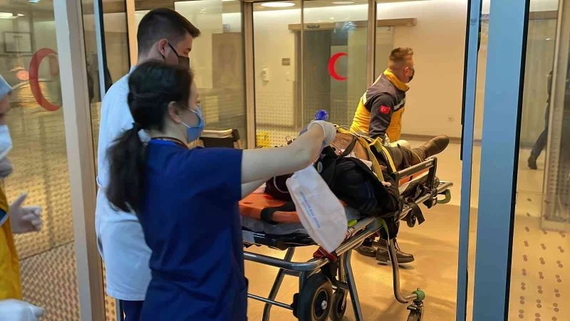 Otomobilin çarptığı yaya ön camdan içeri girdi: 2 yaralı
