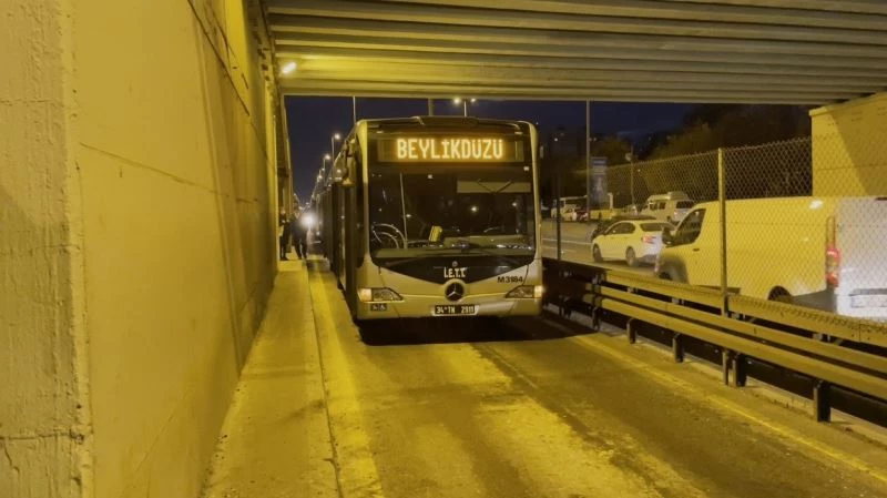 Yenibosna’da metrobüs arızalandı, duraklarda yoğunluk oluştu
