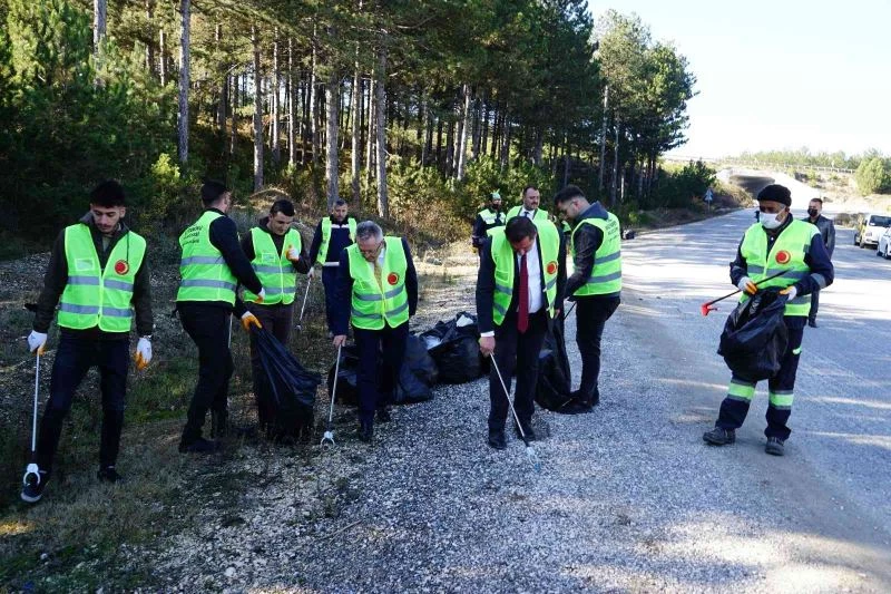 Türkiye’nin en temiz şehrinde üniversite öğrencileri gönüllü oldu, ormanlık alanda temizlik yaptı
