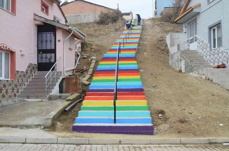 Gökkuşağı gibi rengarenk merdivenler görenleri hayran bıraktı
