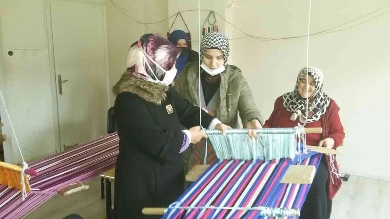 Unutulmaya yüz tutmuş kilim dokuma kursuna yoğun ilgi
