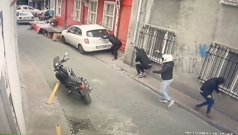 Kasımpaşa’da silahlı çatışma kamerada: Siper alıp birbirlerine kurşun yağdırdılar
