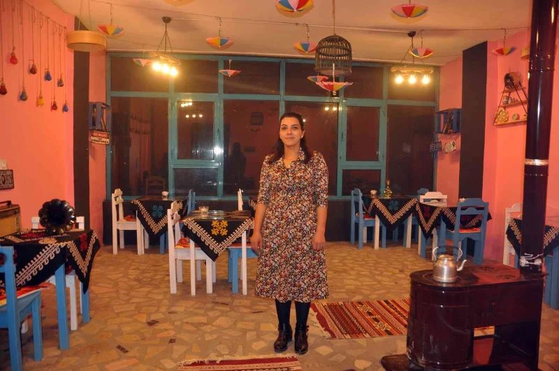 Kafeyi atık malzemelerle süsledi
